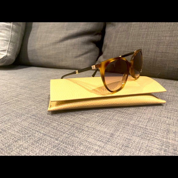 MaxMara sunglasses with leather case - Picture 4 of 4